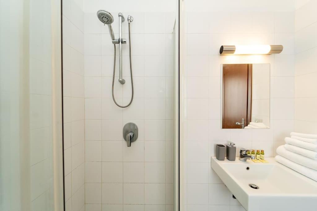 5 Giornate Apt Con Terrazzo E Garage Privato Milano Exteriör bild
